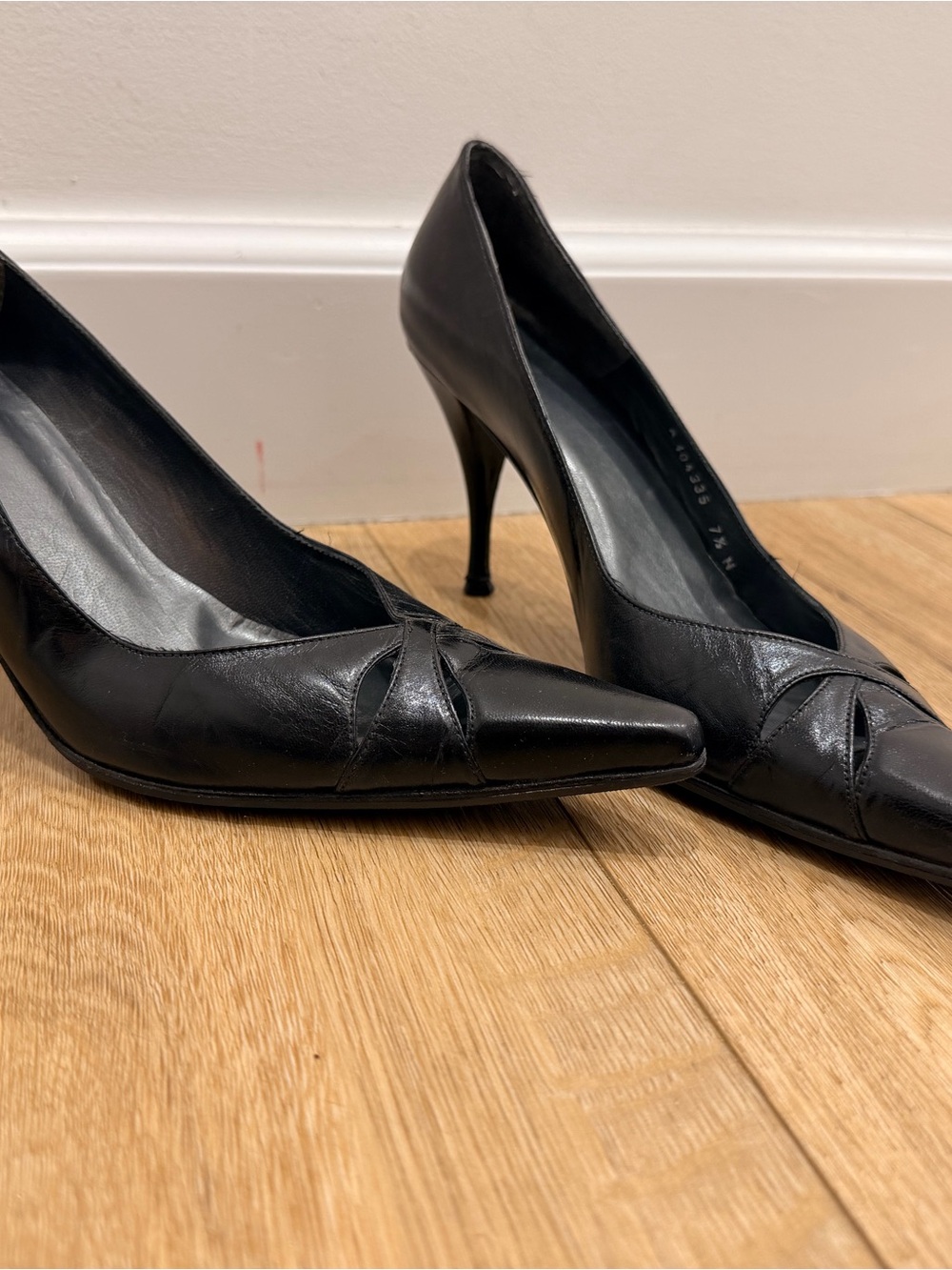 Stuart Weitzman Black Pointed-Toe Leather Pumps Size 7.5 Narrow